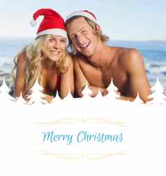 复合图像夫妇说谎海滩穿圣诞节帽子