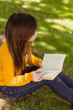 放松女学生阅读书公园