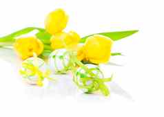 复活节鸡蛋黄色的郁金香花孤立的白色背气