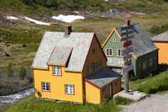 挪威房子颜色山