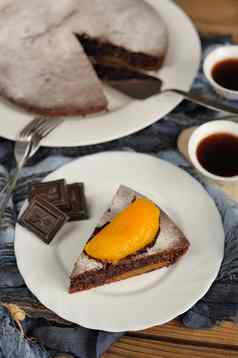 巧克力蛋糕芒果黑色的茶蓝色的布
