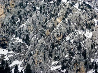 山岩石覆盖雪