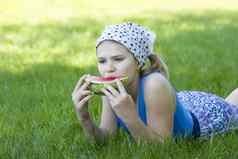 可爱的女孩吃西瓜草