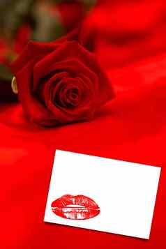 复合图像红色的玫瑰休息红色的丝绸
