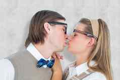 复合图像极客赶时髦的人夫妇接吻