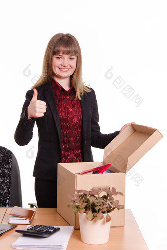 女孩办公室桌子上盒子显示拇指