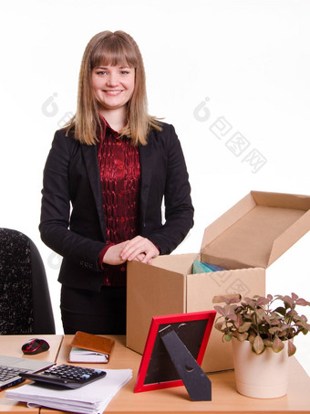 女孩站办公室桌子上大盒子
