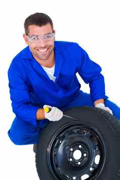 肖像快乐机械师工作轮胎