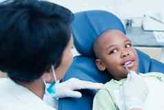 牙医检查男孩牙齿牙医椅子