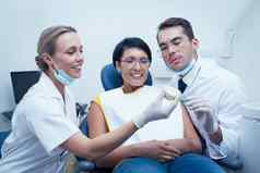 牙医显示女人假肢牙齿