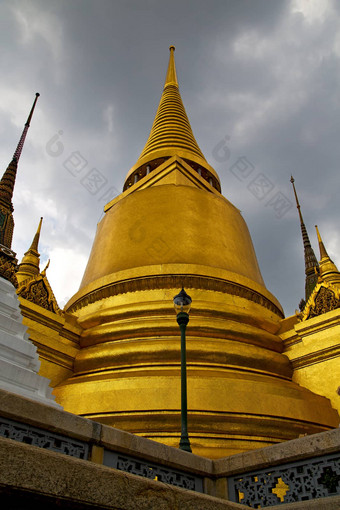 泰国曼谷雨寺庙摘要街灯拉力赛
