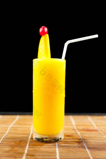 <strong>芒果汁</strong>水果玻璃隔离黑色的背景