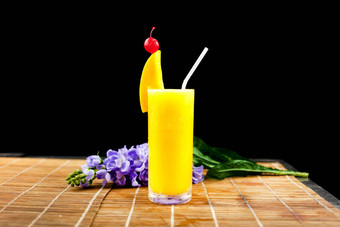 <strong>芒果汁</strong>水果玻璃花隔离黑色的引入