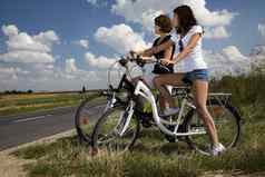 女人骑自行车夏天免费的时间支出