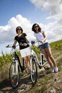女孩骑自行车夏天免费的时间支出