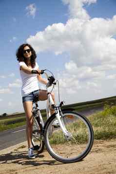 女人骑自行车夏天免费的时间支出