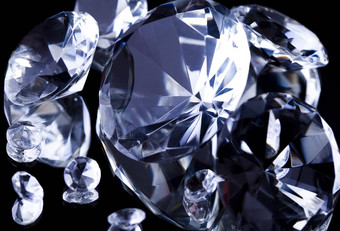 水晶钻石明亮的色彩斑斓的语气概念