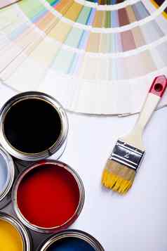 油漆罐明亮的色彩斑斓的语气概念