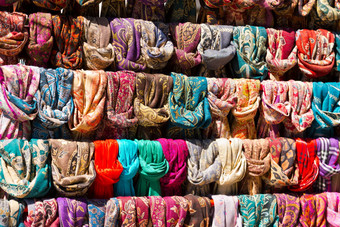 色彩斑斓的围巾市场