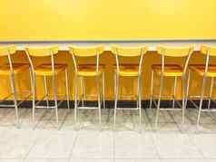 生黄色的椅子自助餐厅