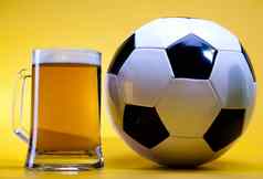 啤酒集合足球明亮的充满活力的酒精主题