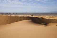 沙漠沙子色彩斑斓的充满活力的旅行主题