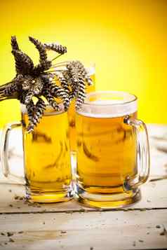啤酒集合玻璃明亮的充满活力的酒精主题