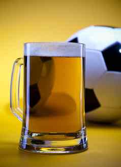 啤酒集合足球明亮的充满活力的酒精主题