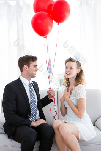 商人提供红色的气球女朋友