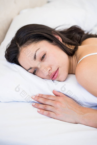 漂亮的浅黑肤色的女人睡眠床上
