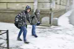 男孩重暴风雪