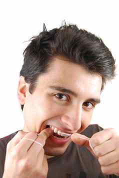 男人。用牙线清洁牙齿牙齿