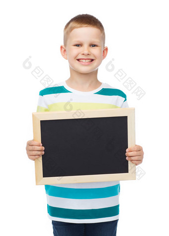 微笑男孩持有空白黑色的黑板