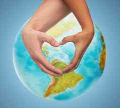 人类手显示心形状地球全球