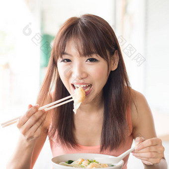 亚洲女孩吃饺子
