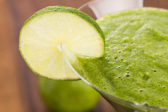 健康的绿色喝蔬菜汁
