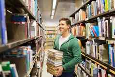 快乐学生男人。书图书馆