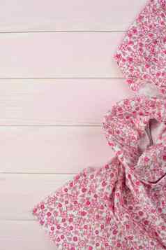 粉红色的毛巾木表格