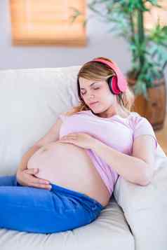怀孕了女人听音乐触碰肚子