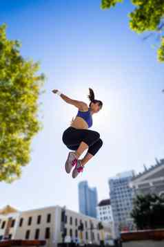 运动女人跳空气