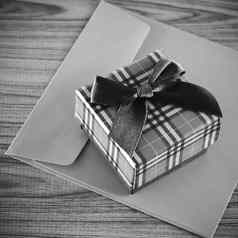 礼物盒子信封黑色的白色颜色语气风格