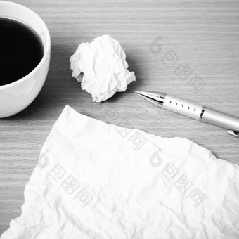 纸皱巴巴的笔咖啡杯黑色的白色颜色