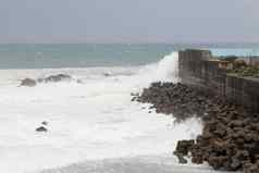 狂风暴雨的海台风波崩溃障碍墙