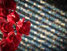 红色的玫瑰平铺的墙装饰概念背景