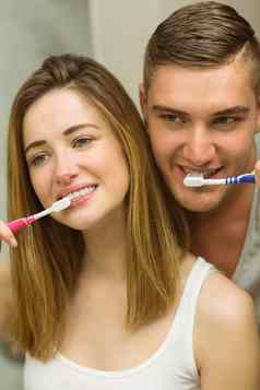 可爱的夫妇刷牙牙齿