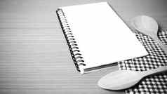 笔记本厨房工具黑色的白色颜色语气风格