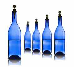 蓝色的玻璃瓶水白色
