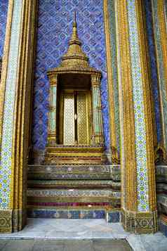 泰国亚洲曼谷雨寺庙人行道上