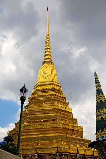泰国曼谷雨寺庙街灯