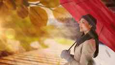复合图像微笑浅黑肤色的女人持有红色的伞